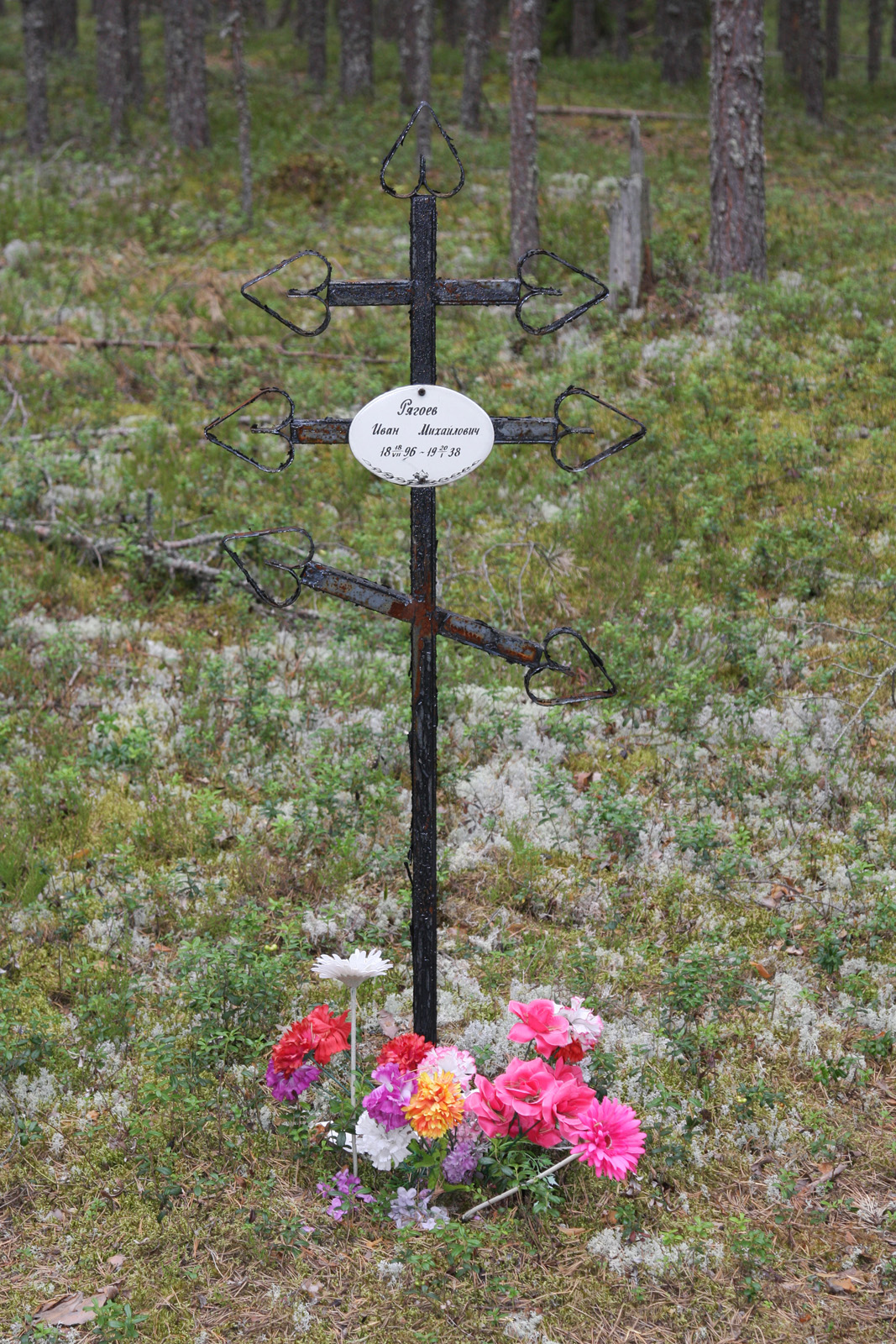 Памятный крест с табличкой И.М. Рягоеву. Фото 04.08.2011.