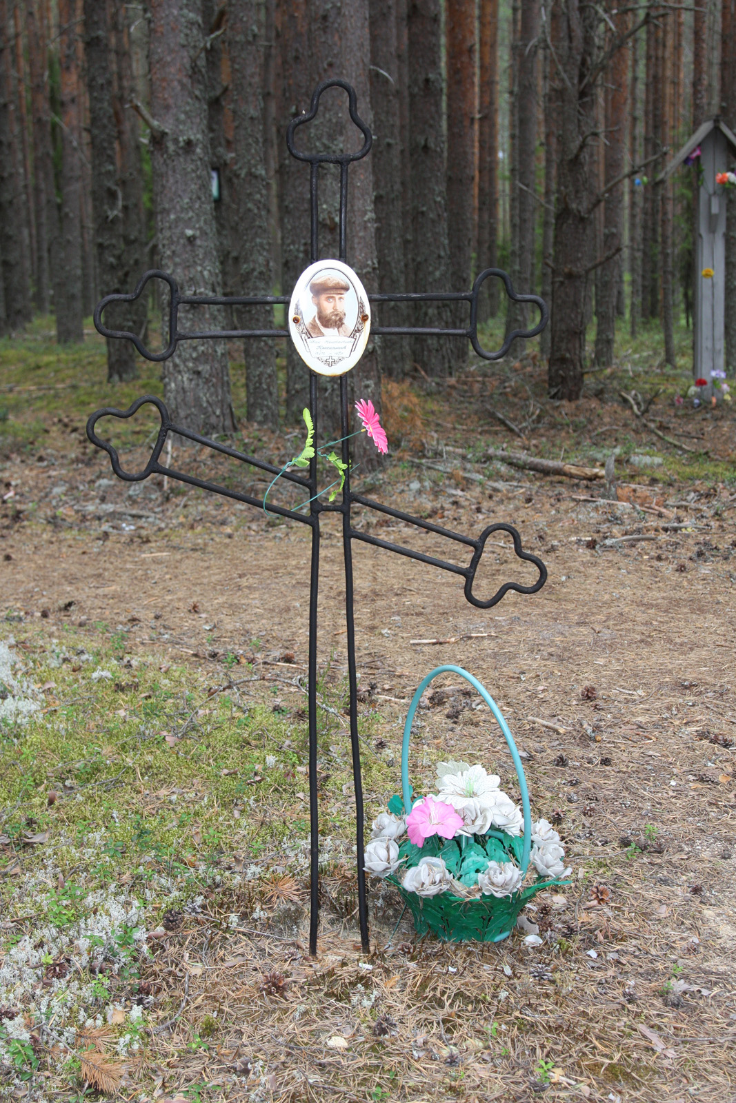 Памятный крест с табличкой И.К. Красильникову. Фото 04.08.2011.