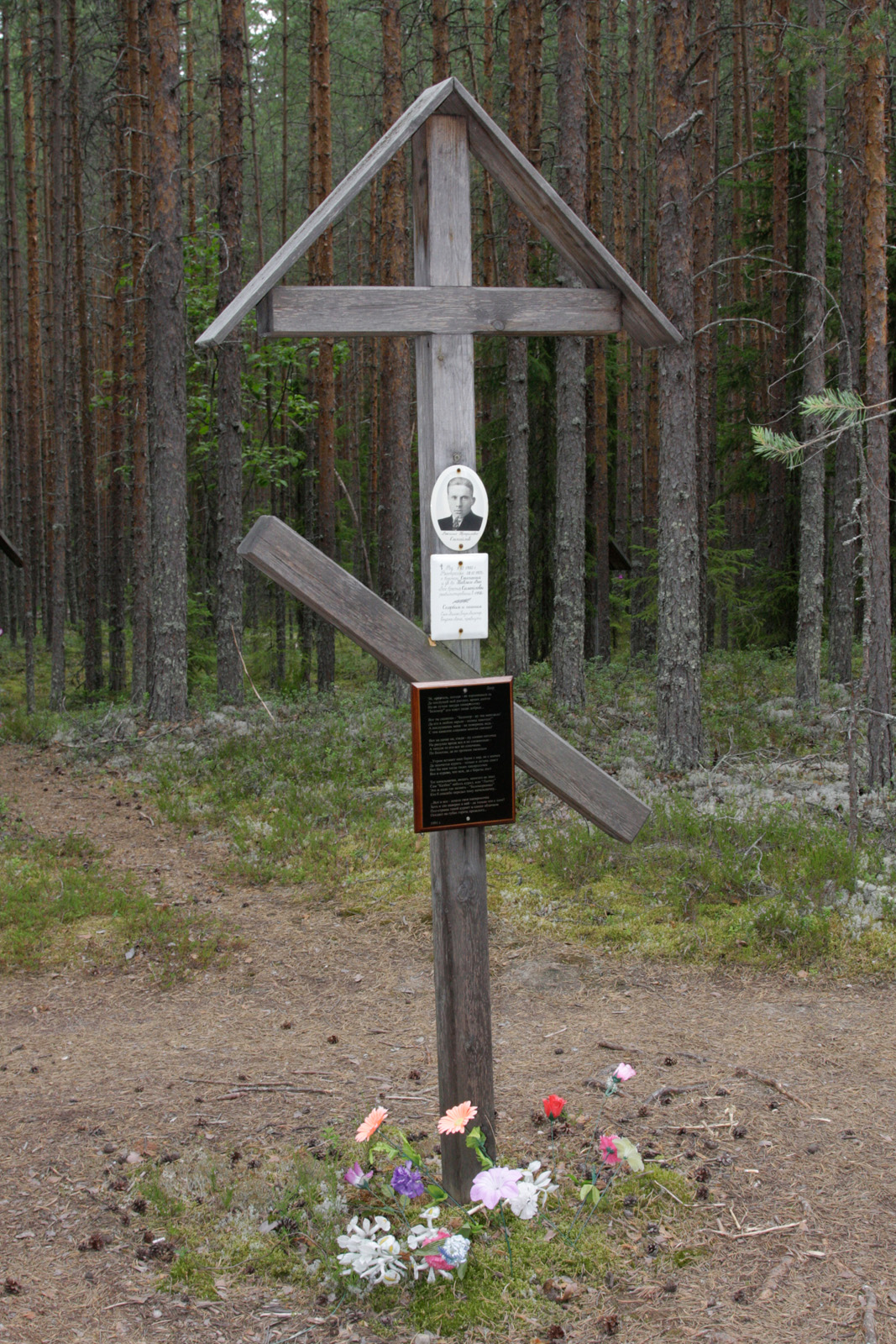 Памятный крест с табличками братьям Самойловым. Фото 03.08.2015.