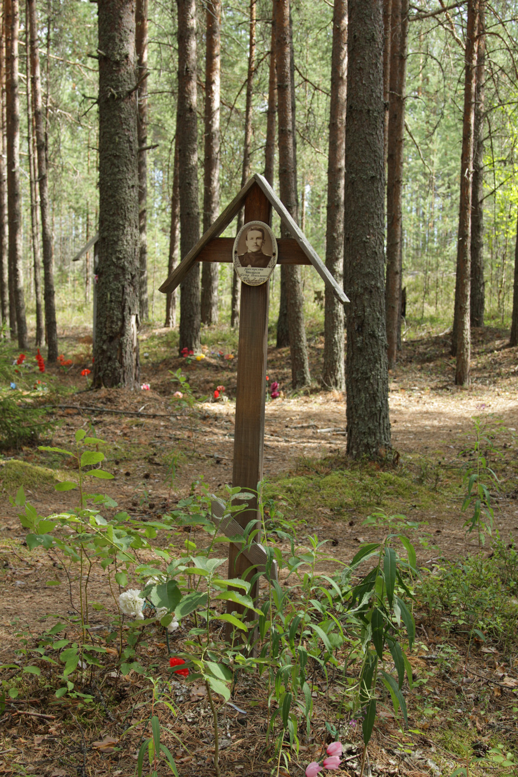 Памятный крест Петру Васильевичу Утицыну. Фото 04.08.2011.