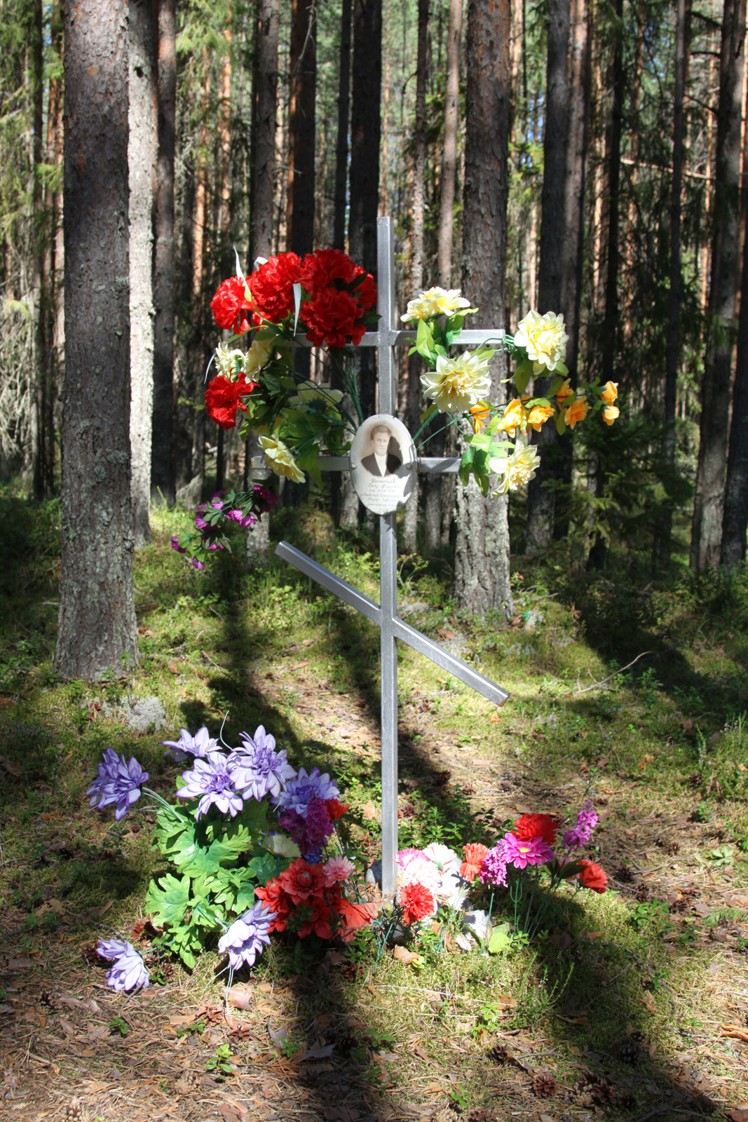 Памятный крест Петру Федоровичу Игнатьеву. Фото 05.08.2013.