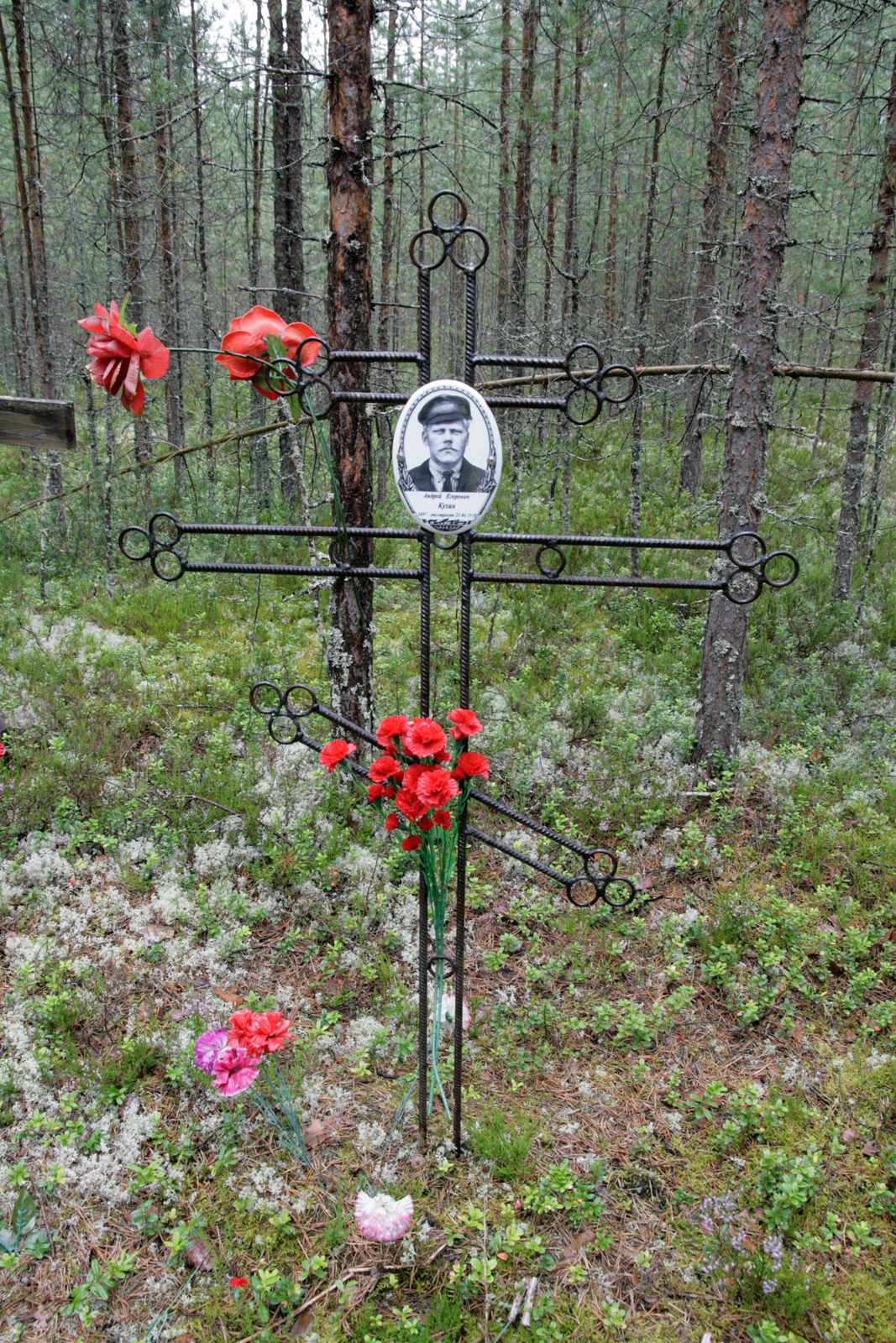 Памятный крест Андрею Егоровичу Кузину. Фото 03.08.2015.