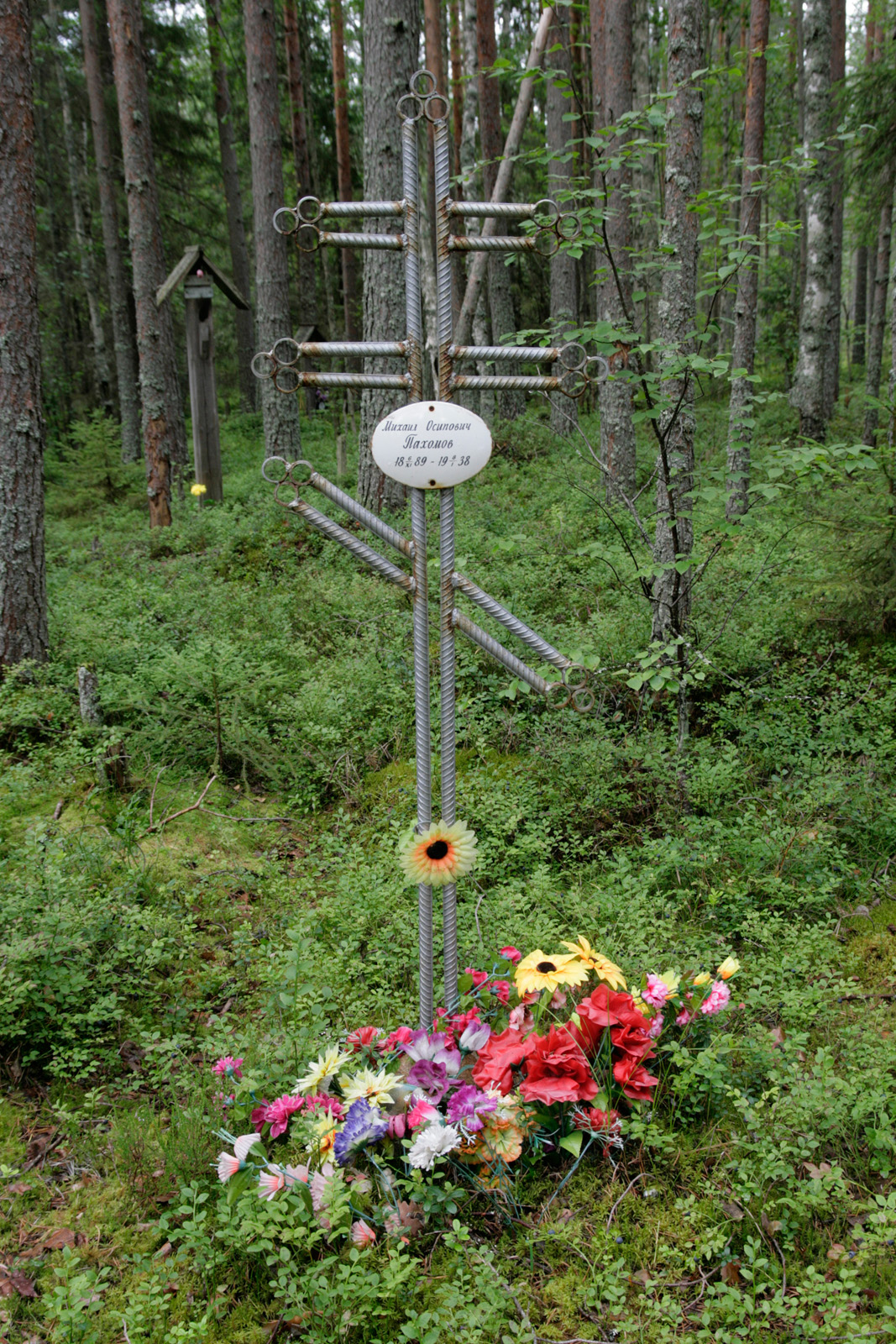 Памятный крест Михаилу Осиповичу Пахомову. Фото 04.08.2011.